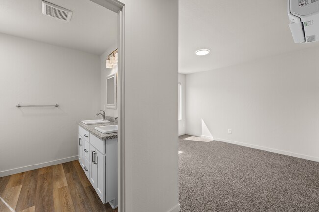 Building Photo - 2028 Sunset Dr