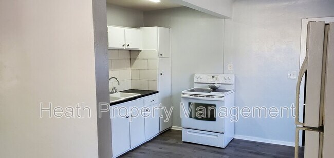 Building Photo - 1425 40th St S