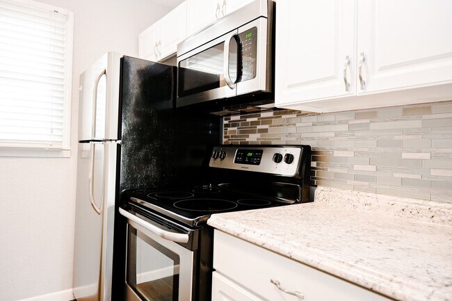 Building Photo - 95 4th Ave S