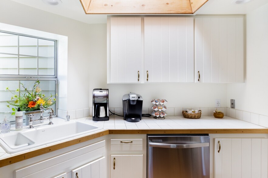 kitchen - 5108 Strohm Ave