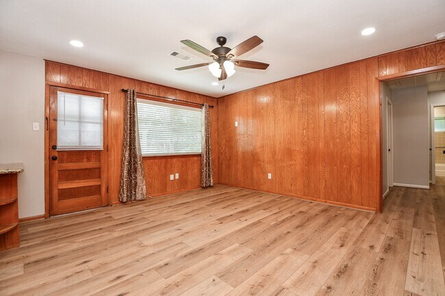 Building Photo - 2303 Willow Blvd