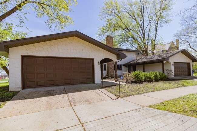 Building Photo - 222 Virginia 3 bed 2 bath apartment in historic Cathedral Hill neighborhood