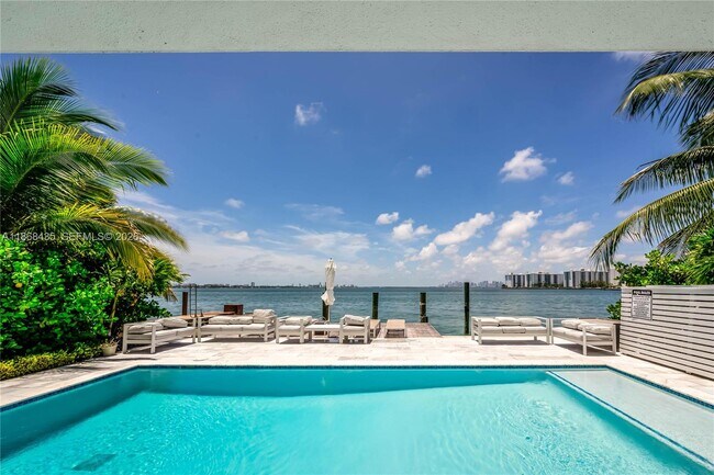 Building Photo - 1930 Bay Dr