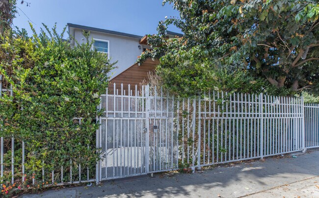 Building Photo - 1260 W 39th St