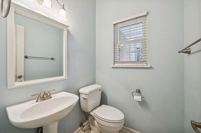 Building Photo - Discover exceptional convenience and comfort