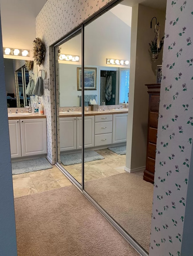 Building Photo - Stunning 2-Bedroom Condo with Panoramic Views in Gig Harbor