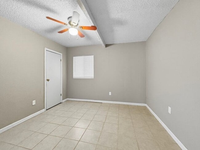 Building Photo - Adorable 5 Bedroom, 2 bath home in Sunland...