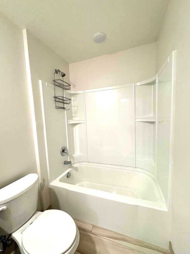 Building Photo - Beautiful 4-Bed, 2-Bath Home in a Prime Location!