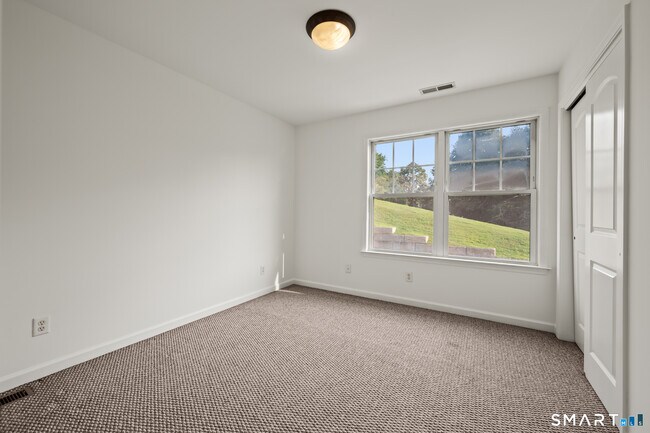 Building Photo - 5 Rolling Hills Dr