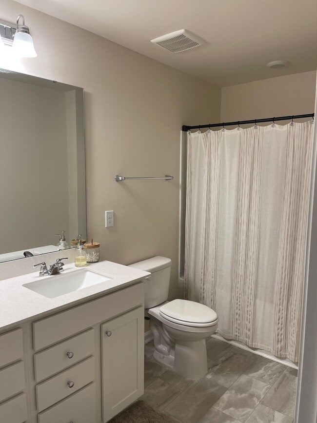 Building Photo - 915 Falls Grove Trl