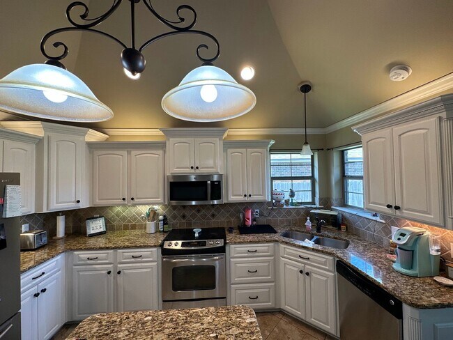 Building Photo - Beautiful 3 bed/2 bath home