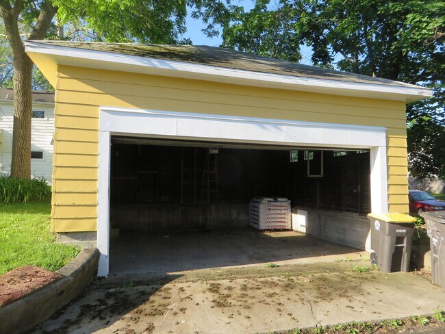 Building Photo - 826 Nuttman Ave