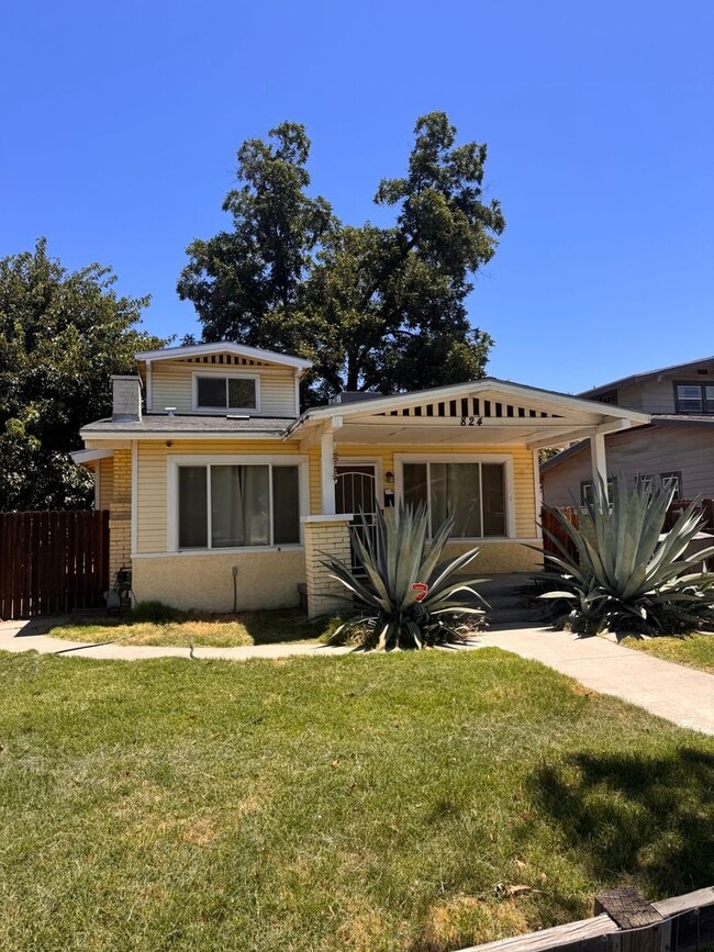 Building Photo - 824 N Farris Ave
