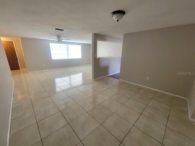 Building Photo - 10920 Oakdale Ave