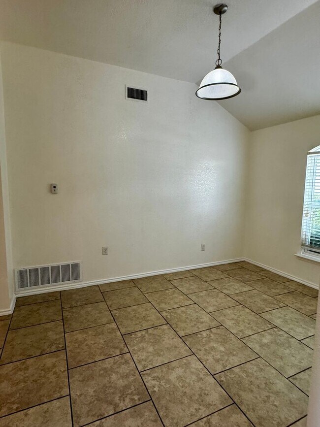 Building Photo - Spacious 4 Bedroom 2 Bath