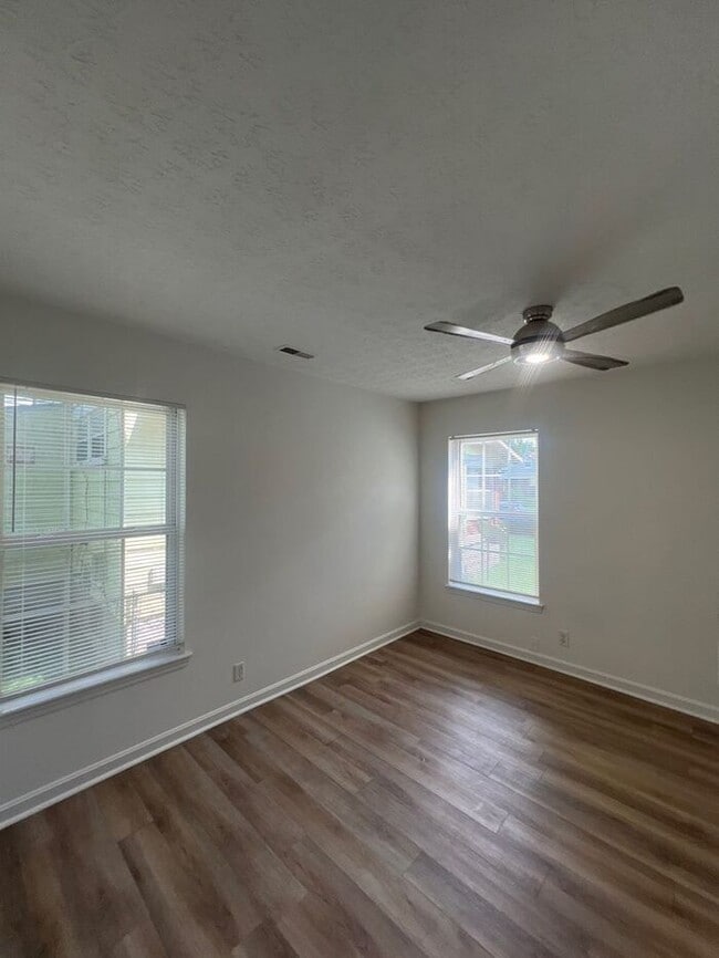 Building Photo - 3415 River Park Dr