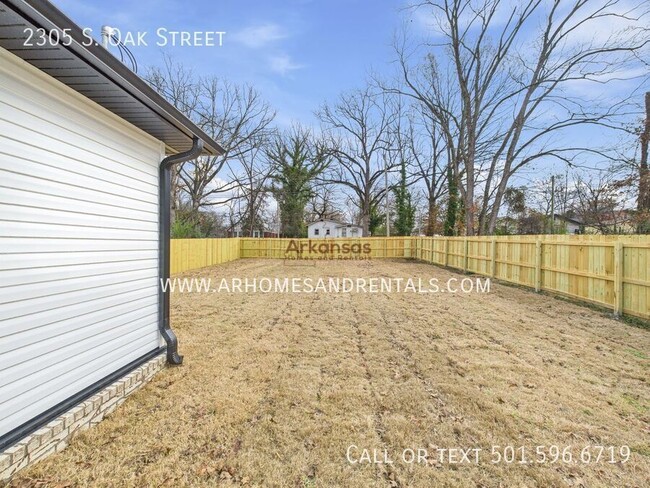 Building Photo - 2305 S Oak St