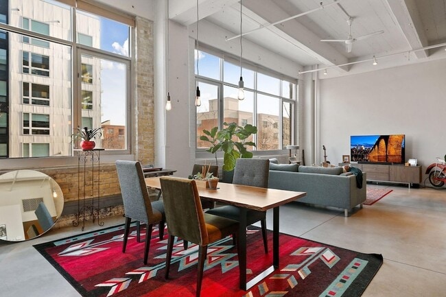 Building Photo - 700 N Washington Ave