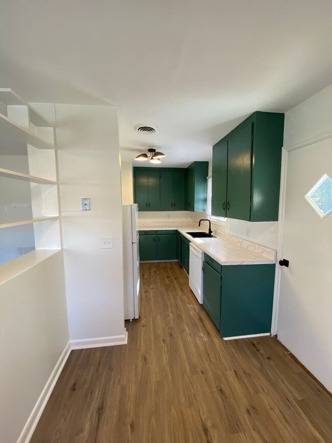 Building Photo - Charming 3 Bedroom House in Quite Neighborhood