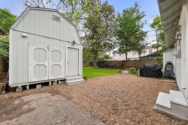 Building Photo - 407 E 27th St