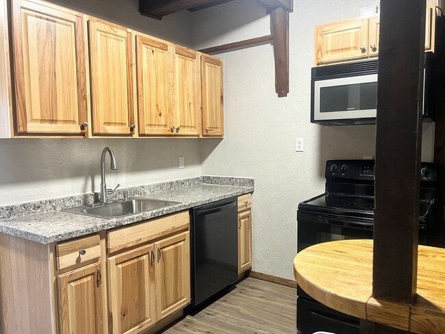 Building Photo - 888 Salem St