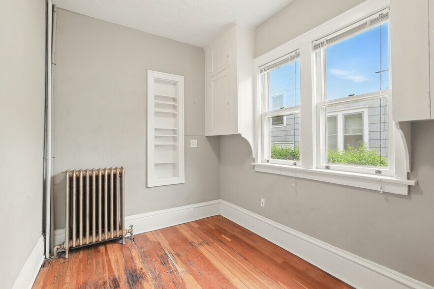 Building Photo - 1862 Roblyn Ave