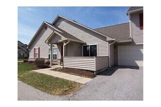 Building Photo - Great 3 Bedroom 2 Bathroom Large End Unit ...