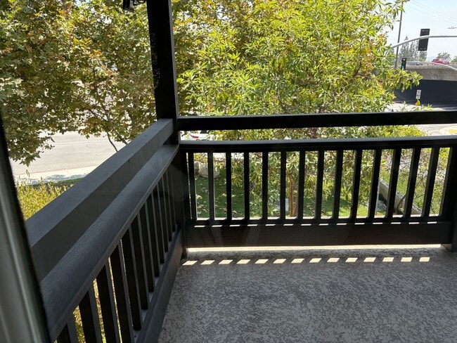 Building Photo - Luxury 3+3 Townhome in prestigious Crescen...
