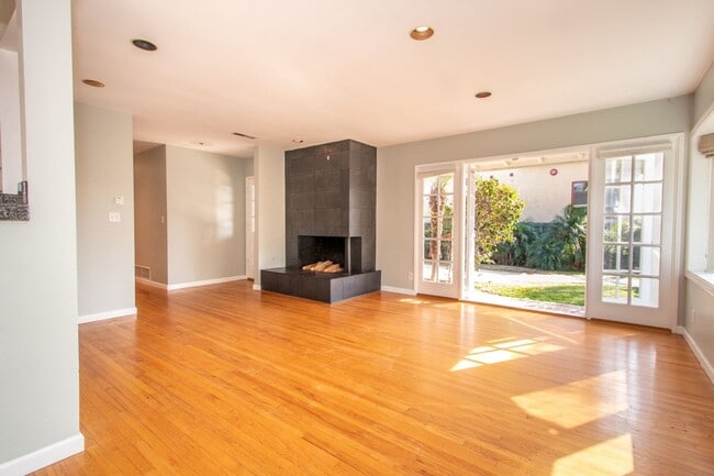 Building Photo - Charming 3 Bed/2 Bath Home in Bird Rock/ La Jolla- 1 Block from the Ocean!