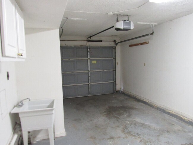 Building Photo - Northeast Pensacola 2BR Home Near I-10 & Pensacola Bay with Loft, Granite Kitchen, Attached Garag...