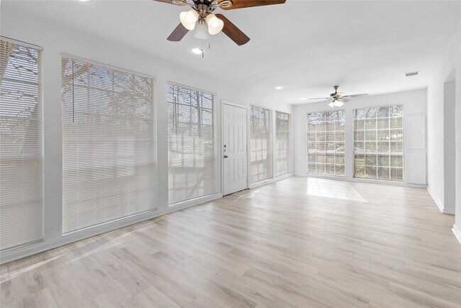 Building Photo - 16643 Lake Cir