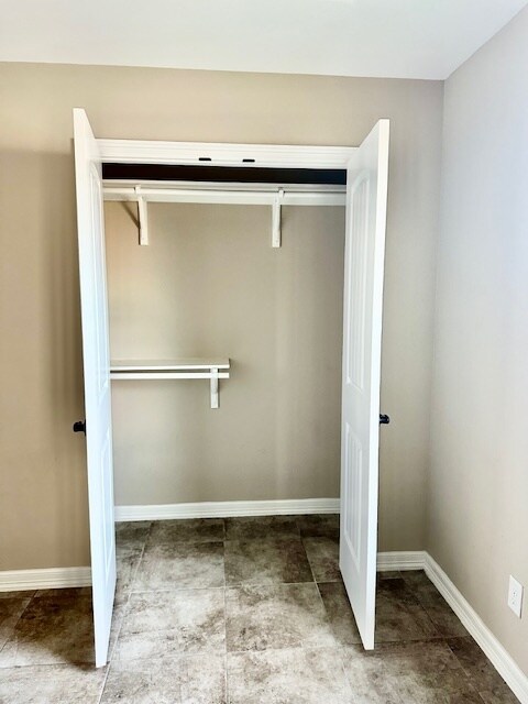 Building Photo - 2017 Treasure Oaks Dr