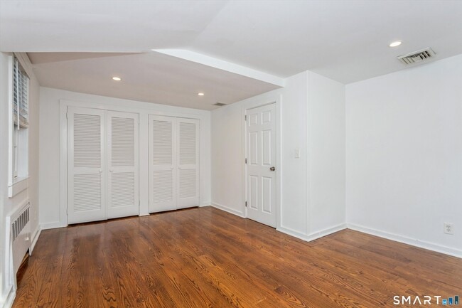 Building Photo - 181 E Putnam Ave