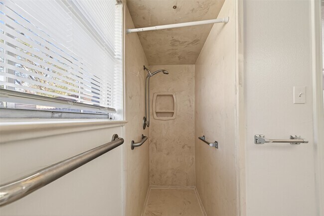 Building Photo - 9011 Landsdowne Dr