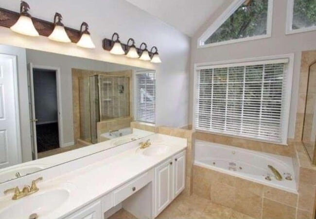 Building Photo - Spacious 4BR House in Dunwoody. Close to 2...