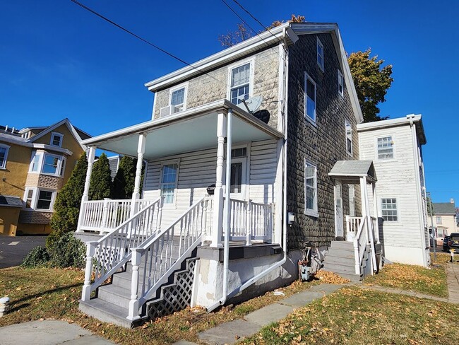 Building Photo - 2 Bedroom Lansdale Colonial