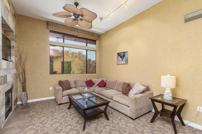 Building Photo - 780 E Palm Canyon Dr