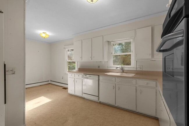 Building Photo - Charming 3-bedroom, 2-bath traditional home situated less than two miles from Clemson University!