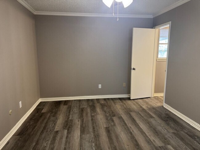 Building Photo - 2007 Seabiscuit