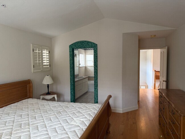 Building Photo - Los Altos Townhouse