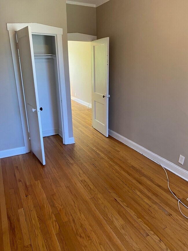 Building Photo - 3103 N Racine Ave