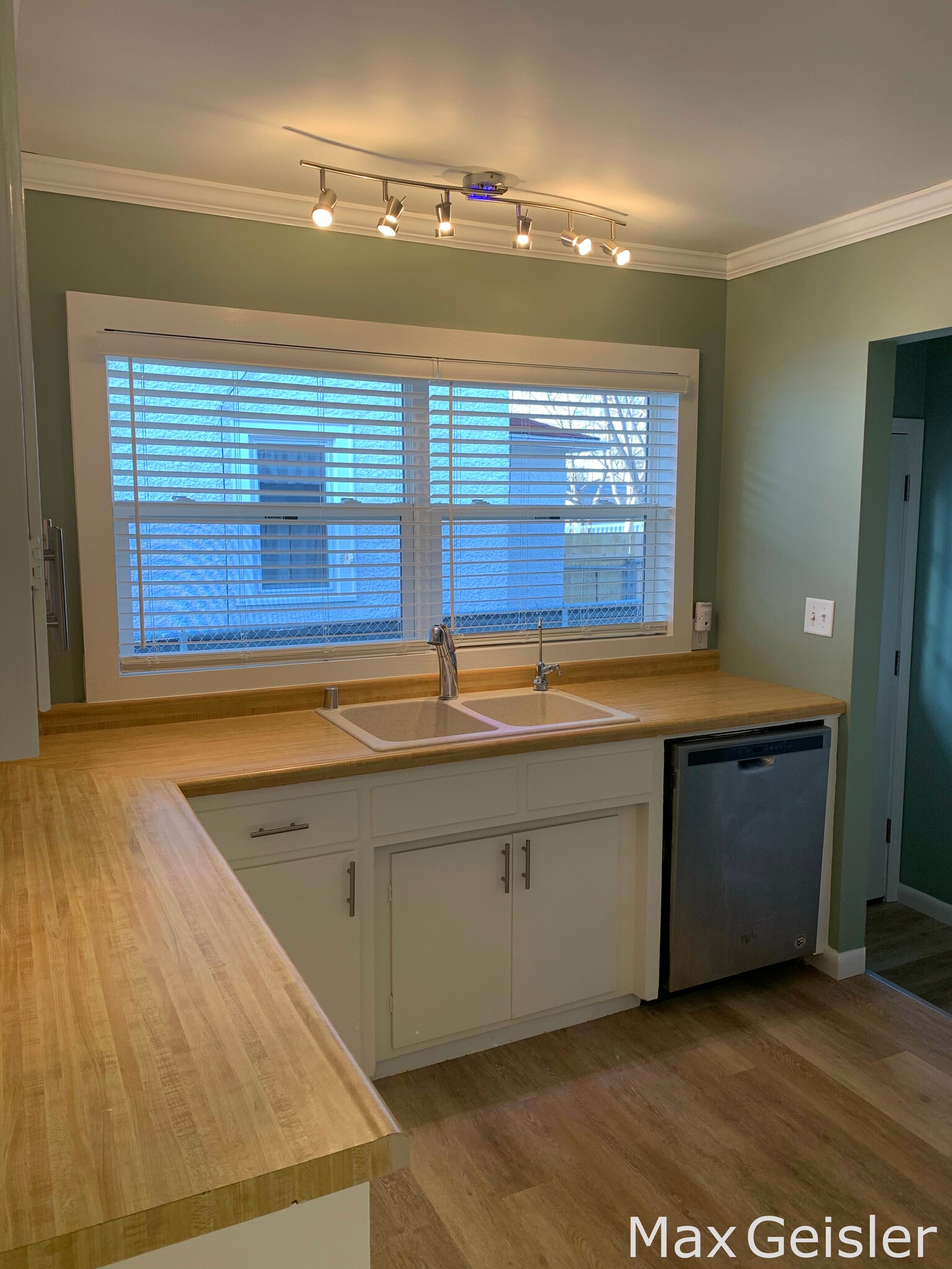 Unit includes Reverse-osmosis water filter, and dish washer. - 404 12th Ave N