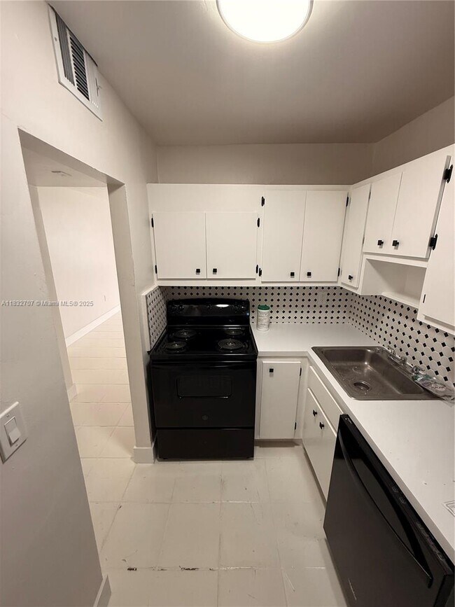Building Photo - 2899 Collins Ave