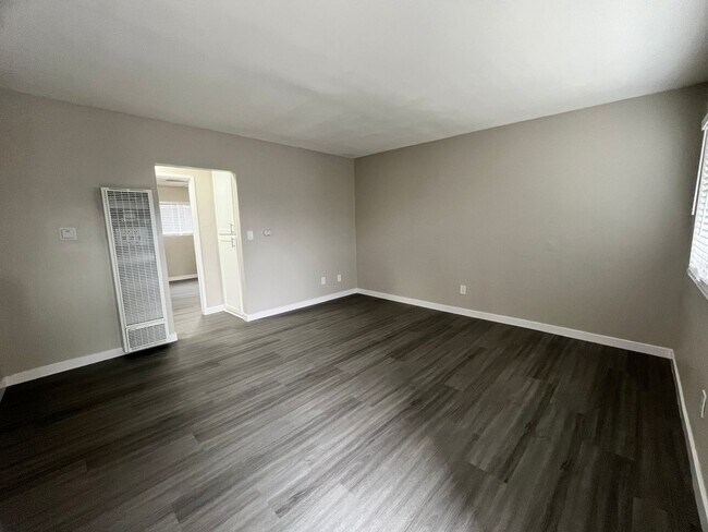 Building Photo - SPACIOUS 2 BEDROOM 1 BATH UPSTAIRS