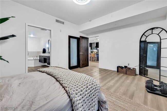 Building Photo - 8925 W Flamingo Rd