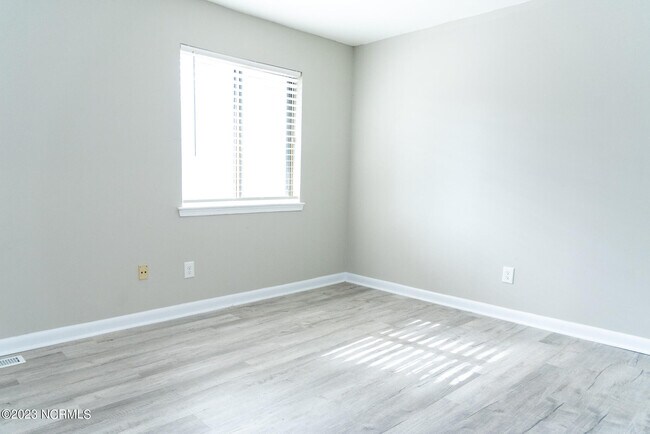 Building Photo - 7195 Sandy Creek Dr