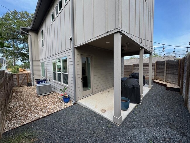 Building Photo - 4802 Santa Anna St