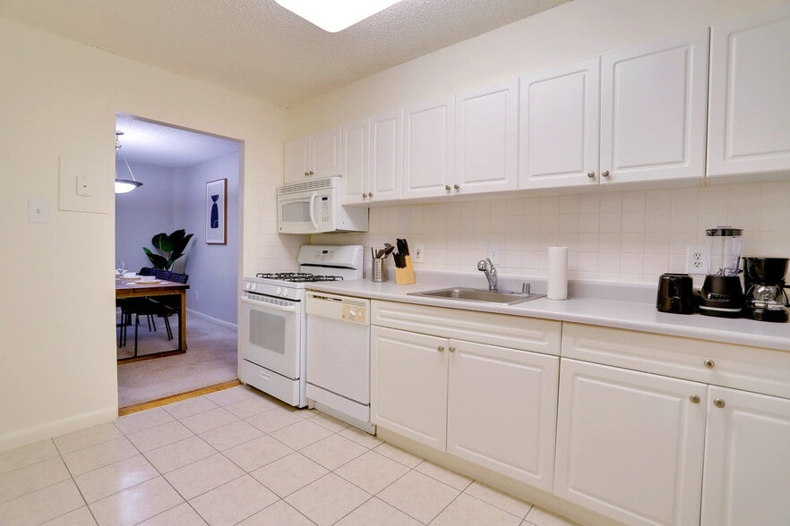 Building Photo - 320 23rd St S