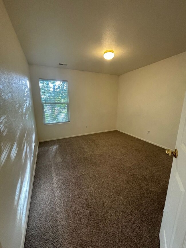 Building Photo - 3 Bed 2 Bath Condo.  Available NOW! - Mile...