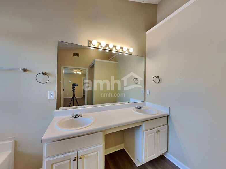 Building Photo - 820 Whitecrest Ct